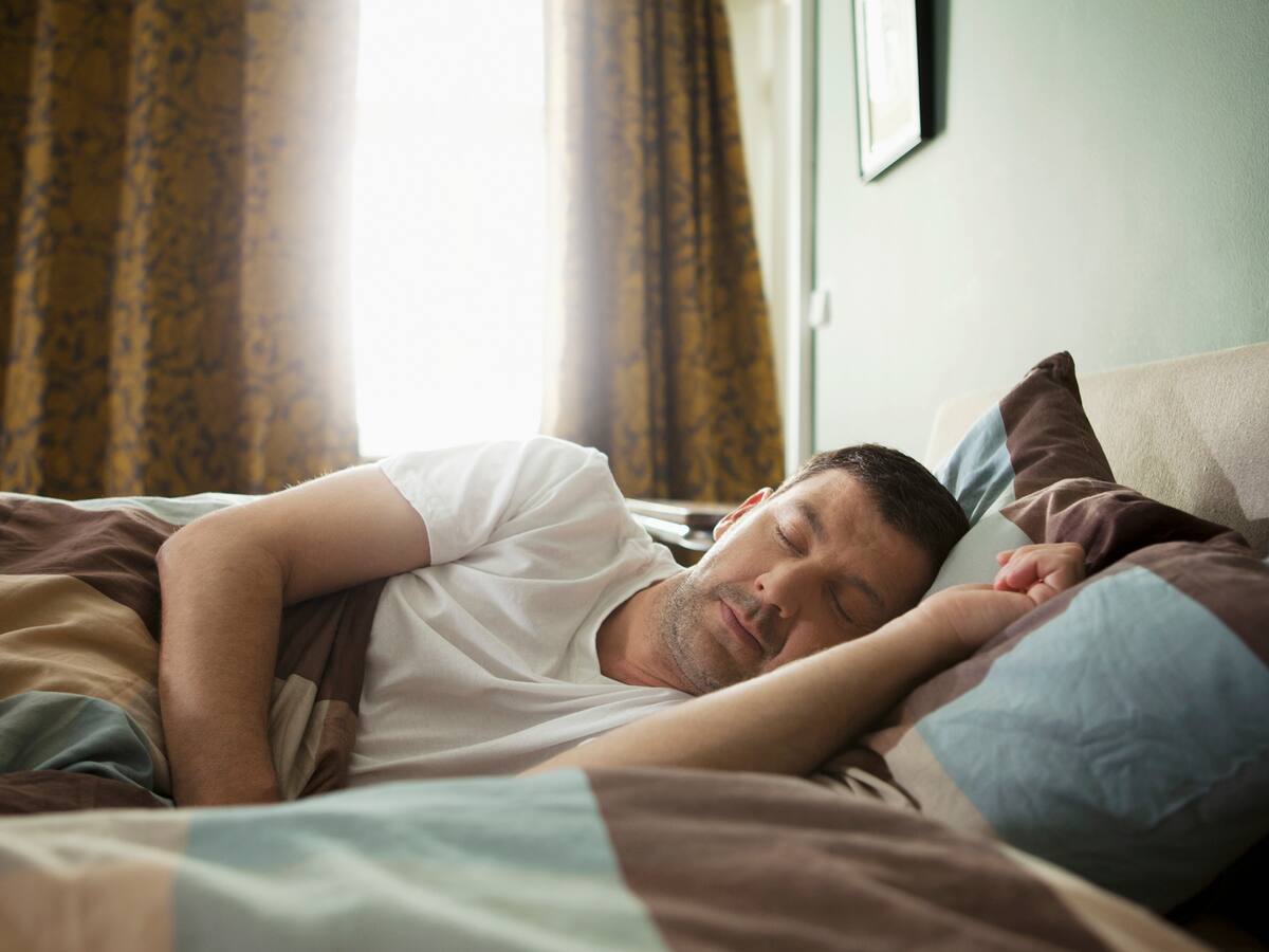 un-hombre-duerme-en-su-cama-por-la-K4EWZBV62ZBETF4RPILLREKS6Y
