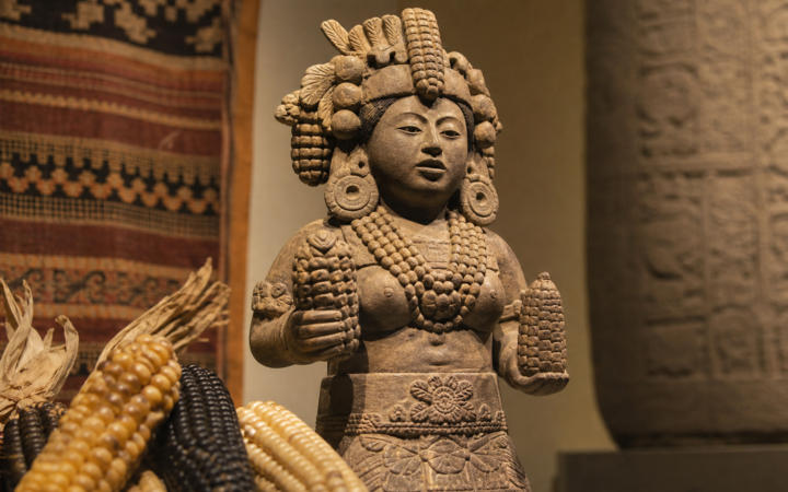 Representación editorial de Chicomecóatl, deidad mexica vinculada al maíz y al sustento
