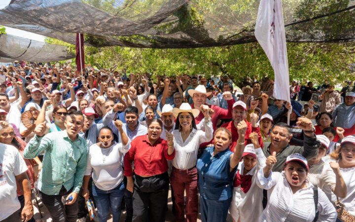 Geraldine Ponce durante un encuentro con simpatizantes en Nayarit