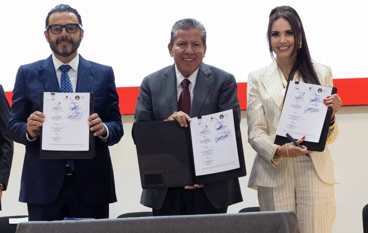 David Monreal muestra el convenio que abre las cuentas públicas de Zacatecas a auditorías en tiempo real