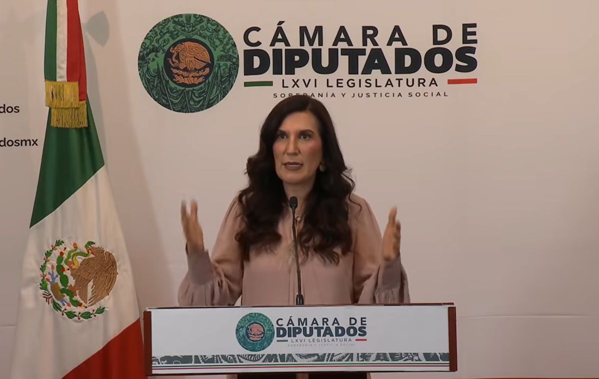 Kenia López Rabadán durante una conferencia en la Cámara de Diputados