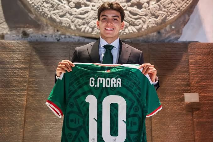 Gilberto Mora y los últimos 5 futbolistas que vistieron el 10 de México