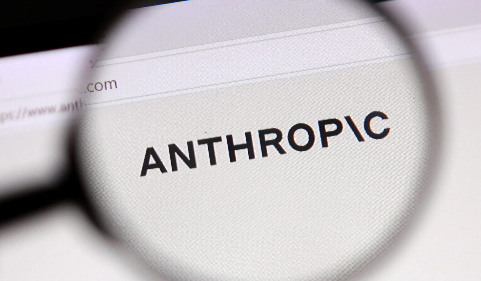 Una IA de Anthropic ayudó a hackear cuentas de OpenAI: así fue el ataque que encendió las alertas