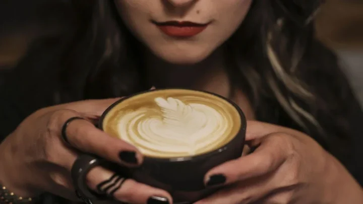 El café de la mañana podría afectar tu sueño por la noche aunque duermas ocho horas