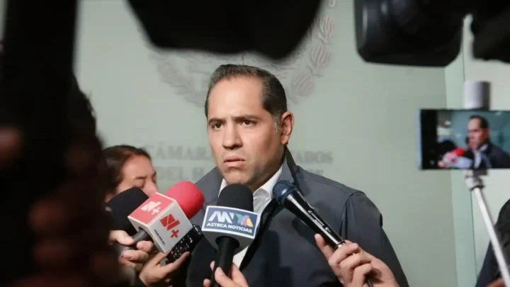 Raúl Bolaños-Cacho Cué atiende a medios de comunicación en la Cámara de Diputados