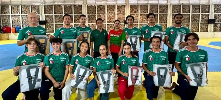 ¡Polémica en el taekwondo! Federación entrega playeras ‘piratas’ a atletas