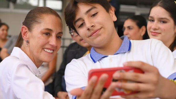 Sheinbaum advierte a estudiantes sobre el uso excesivo de redes sociales