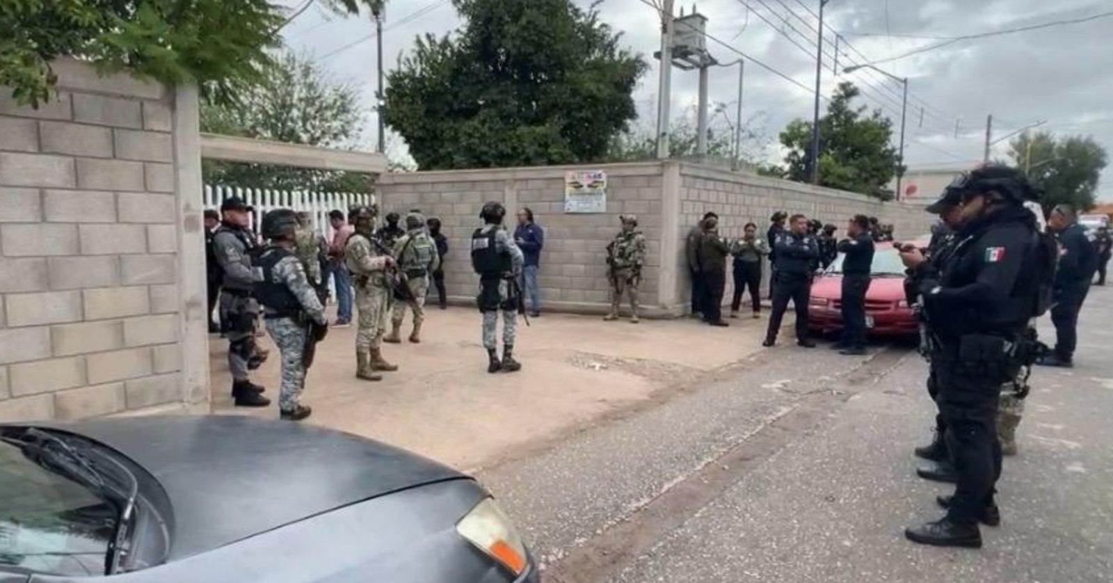 Exalumnos armados irrumpen en secundaria de Coahuila; matan a subdirectora