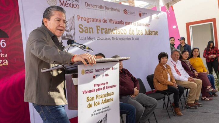 David Monreal entrega viviendas a 18 familias de Luis Moya