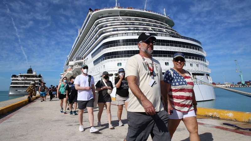 Torruco alerta por alza al impuesto a turistas extranjeros