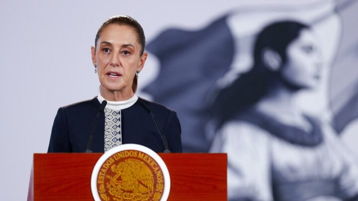 MEX6922. CIUDAD DE MÉXICO (MÉXICO), 22/10/2026.- La presidenta de México, Claudia Sheinbaum, habla en una rueda de prensa este jueves en el Palacio Nacional de la Ciudad de México (México). EFE/Isaac Esquivel