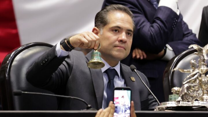 Legislador sostiene una campana durante una sesión en la Cámara de Diputados.