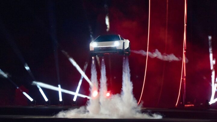 Tesla presenta Roadster, un auto deportivo capaz de volar