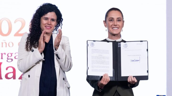 Sheinbaum firma decreto para proteger a menores en redes